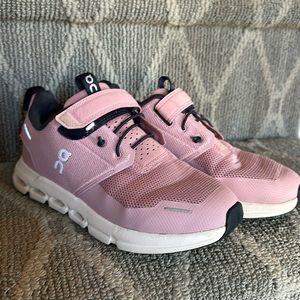 Girls On cloud sneakers